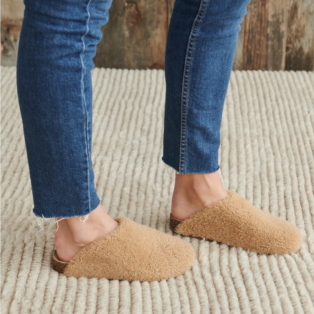 Jenni Kayne Tan Shearling Mules Clogs Shoes 41- fits like 10